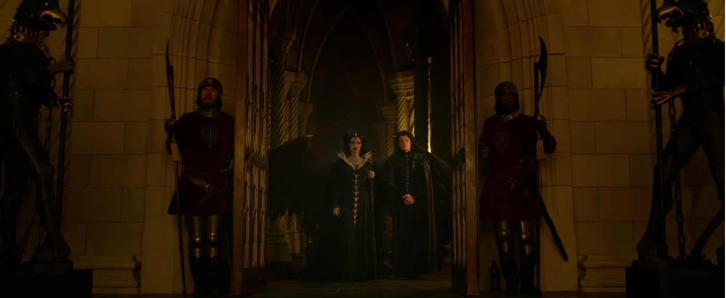 Maleficent Signora del male al cinema dal 17 ottobre Film Disney Angelina Jolie e Corvo al castello dalla Regina